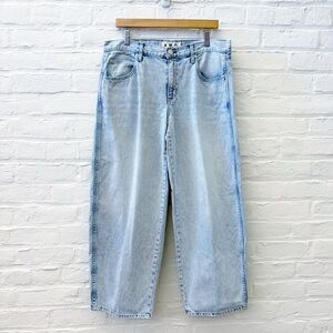 AMO || Antonia Jeans Curved Wide Leg Horsehoe Fit in One and Only Light Wash‎ 29